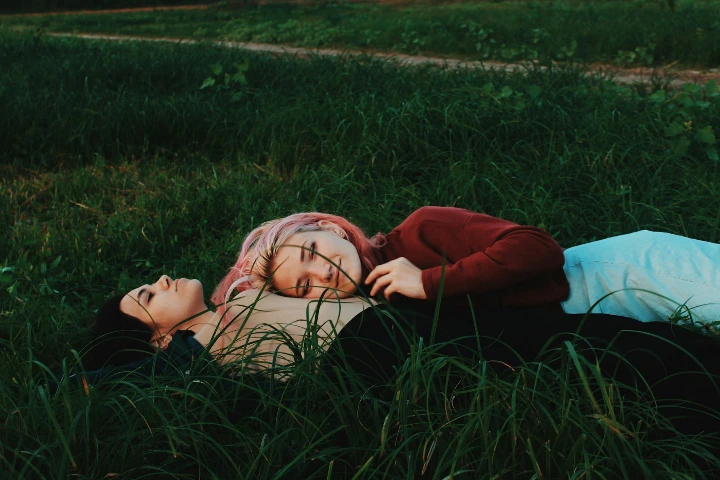 Deux femmes allongées dans l'herbe