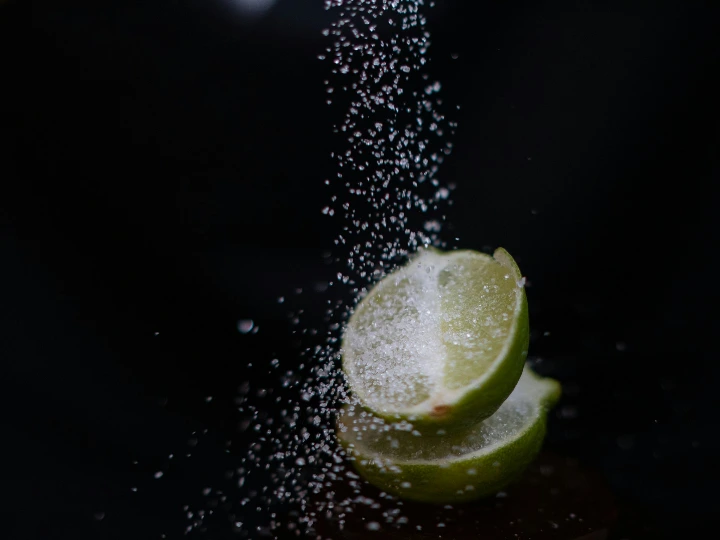 Sucre tombant sur une rondelle de citron