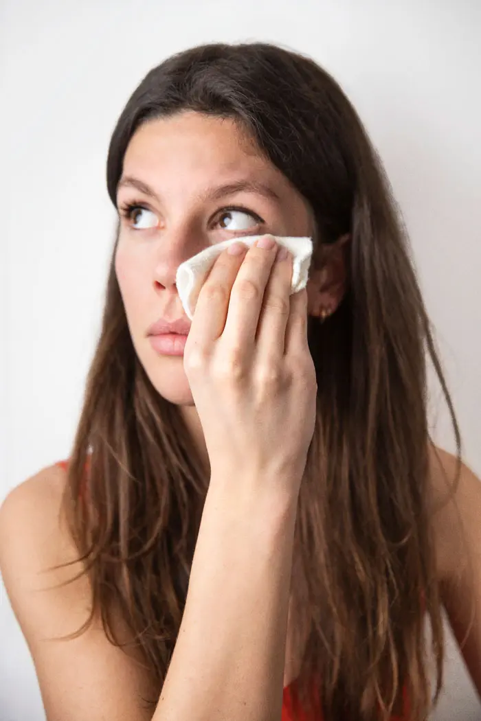 Femme utilisant un accessoire textile sur son visage