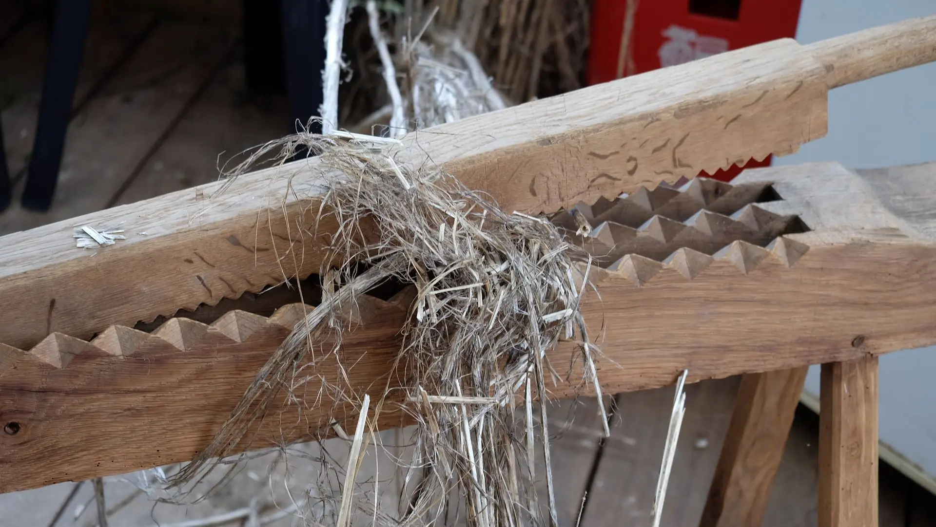 Manual wooden scutching tool