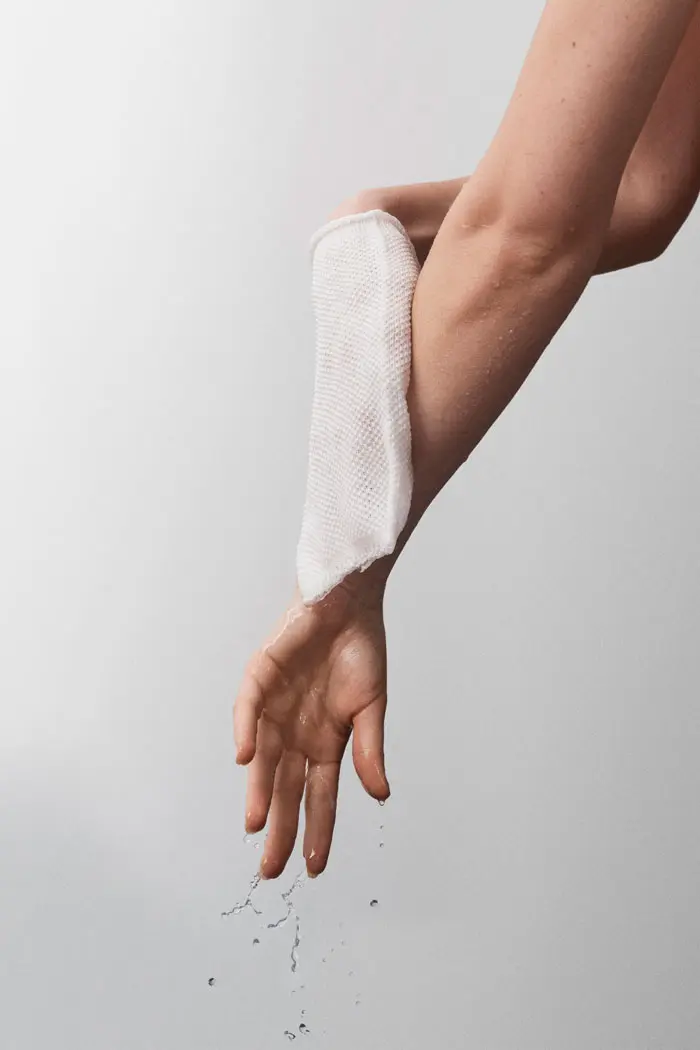 Linge de bain posé sur un bras