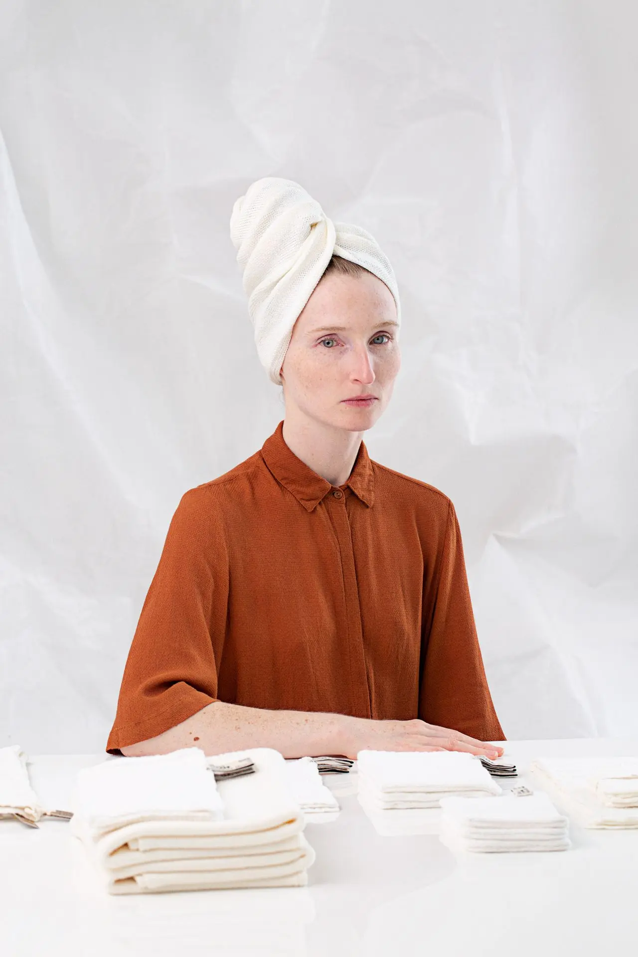 Photo portrait de la créatrice de la marque portant un essuie de bain sur la tête