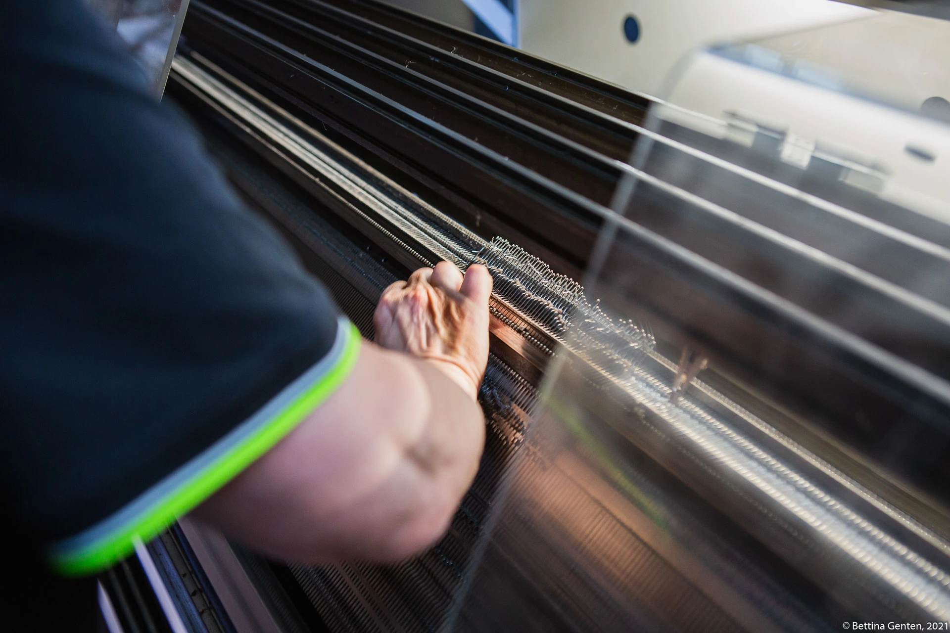 Gros plan sur une machine de l'atelier textile