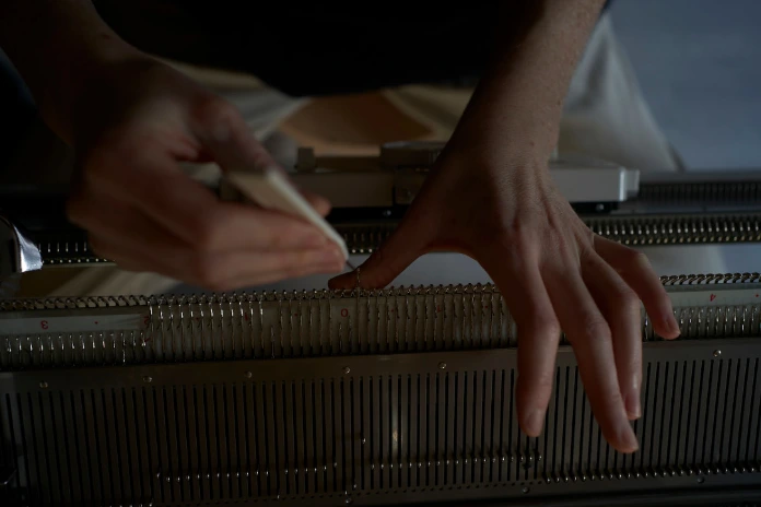 Gros plan sur une machine textile