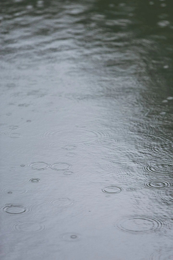 Pluie tombant sur une étendue avec de l'eau