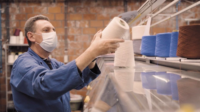 Employés qui produisent nos produits en atelier en Belgique