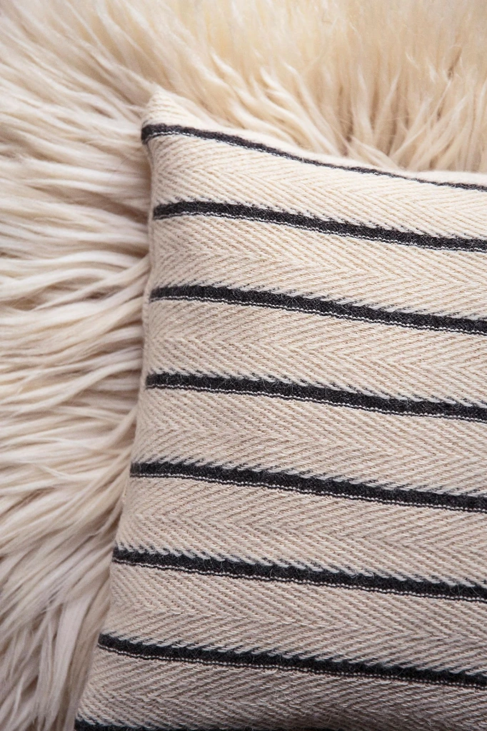 Coussin-Chevron-beige-laine-lin_MG_9325.webp