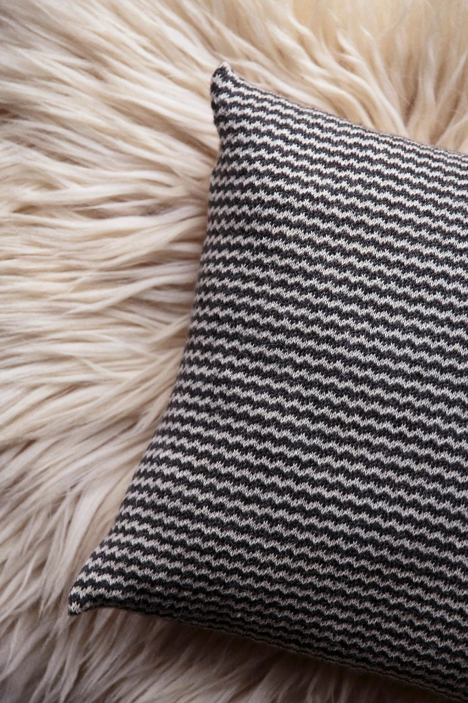 Coussin Tricoté – Rayures Ondulées Anthracites_MG_9328.webp