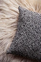 Coussin Tricoté – Rayures Ondulées Anthracites_MG_9328.webp