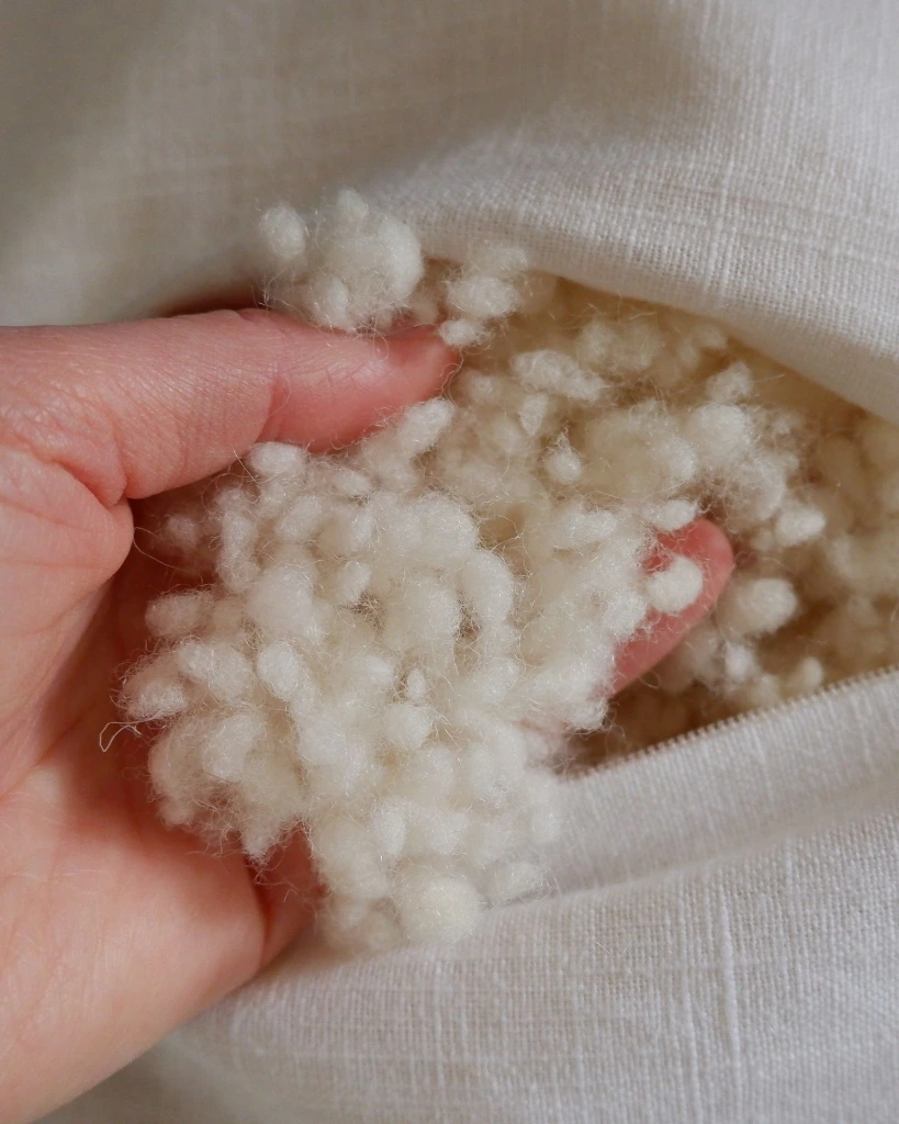 Coussin_Lin-Rembourré_Laine_45x45cm_DSCF3232-Portrait.webp