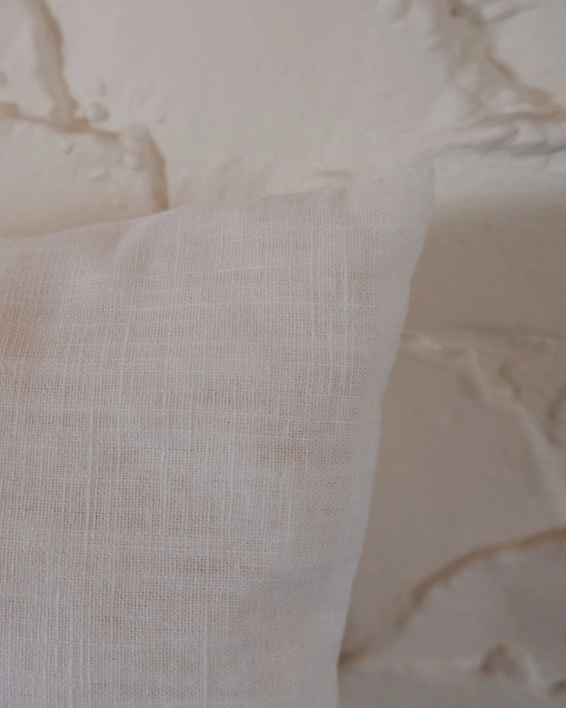 Coussin_Lin-Rembourré_Laine_45x45cm_DSCF3249-Portrait.webp