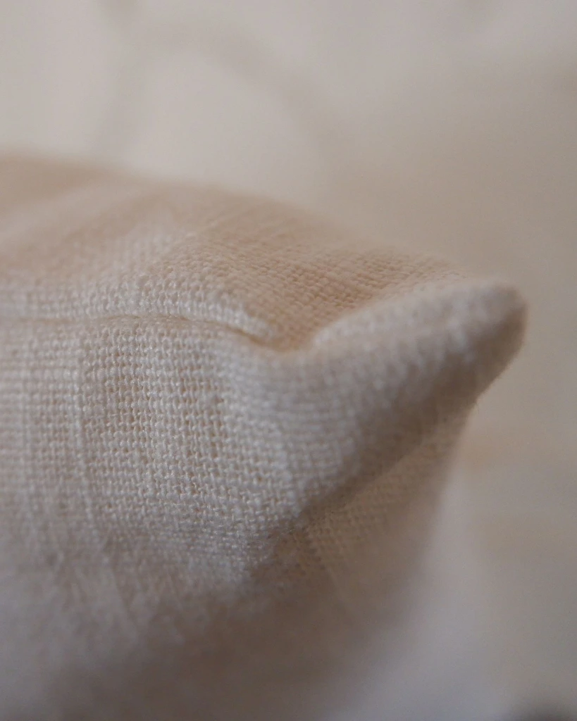 Coussin_Lin-Rembourré_Laine_45x45cm_DSCF3248-Portrait.webp