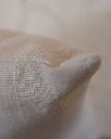 Coussin_Lin-Rembourré_Laine_45x45cm_DSCF3248-Portrait.webp