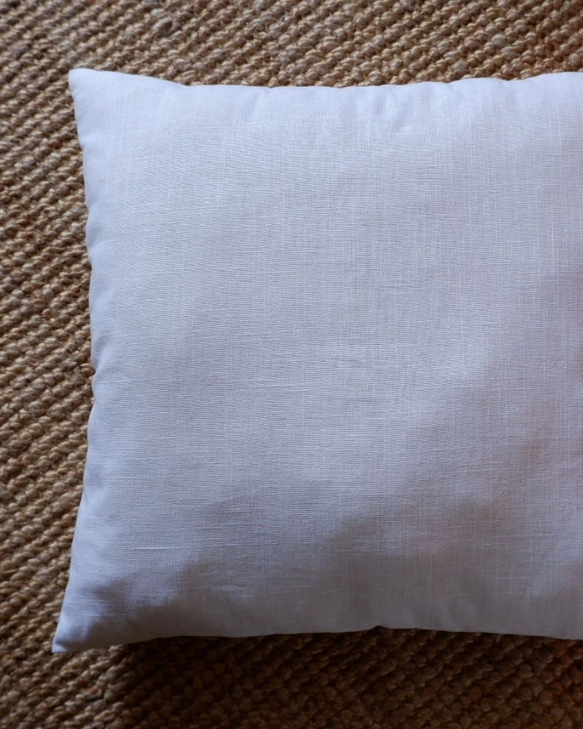Coussin_Lin-Rembourré_Laine_45x45cm_DSCF3244-Portrait.webp