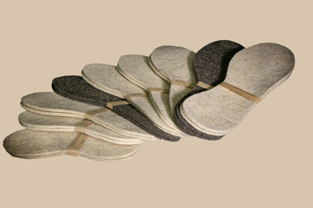 Semelles de chaussure en laine naturelle-fond beige.webp
