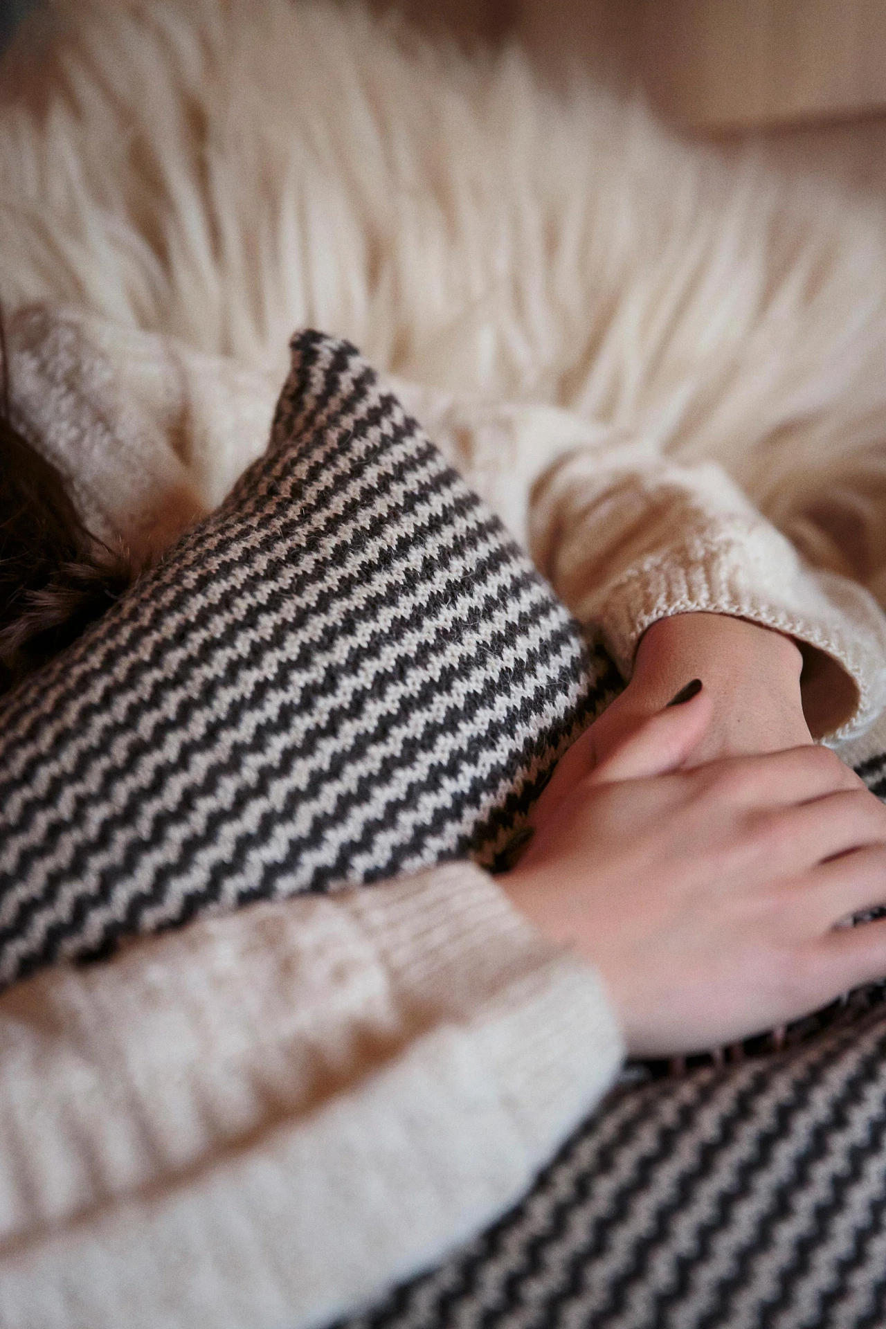 [DFR_Coussin_Tricot_Rayures-ondulées] Knitted cushion – Anthracite Wavy Stripes